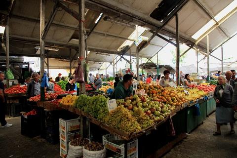 This is a fruit market.. The Thai for "This is a fruit market." is "นี่คือตลาดผลไม้".