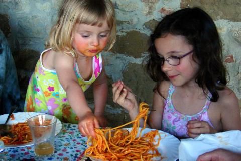 Kids love spaghetti.. The Thai for "Kids love spaghetti." is "เด็กๆชอบสปาเกตตี".