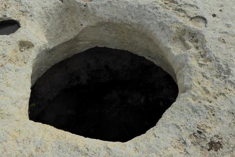 This hole is very deep.. The Thai for "This hole is very deep." is "หลุมนี้ลึกมาก".