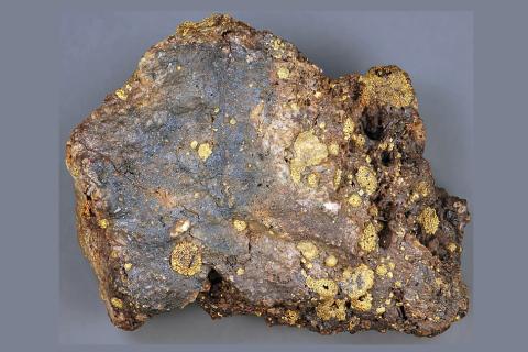 Gold ore is very rare.. The Thai for "Gold ore is very rare." is "แร่ทองคำหายากมาก".