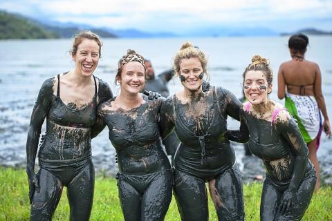 Girls covered in mud. The Thai for "girls covered in mud" is "สาวๆตัวเปื้อนโคลน".