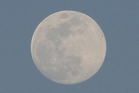 Full moon. The Thai for "full moon" is "พระจันทร์เต็มดวง".