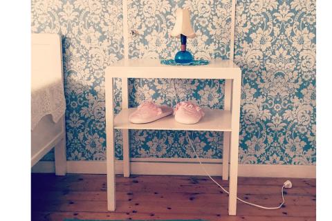 Bedside table; nightstand. The Thai for "bedside table; nightstand" is "โต๊ะข้างเตียง". Bedside table; nightstand. The Thai for "bedside table; nightstand" is "โต๊ะข้างเตียง".