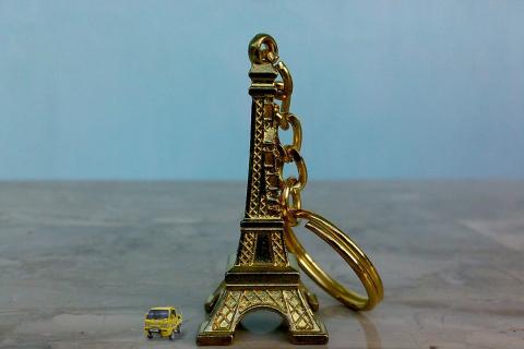 I bought a keychain from a souvenir shop.. The Thai for "I bought a keychain from a souvenir shop." is "ฉันซื้อพวงกุญแจจากร้านขายของฝาก".