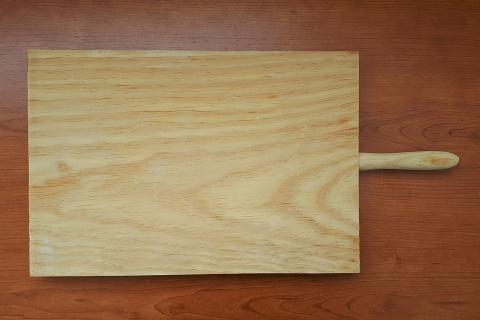 Cutting board; chopping block. The Thai for "cutting board; chopping block" is "เขียง".