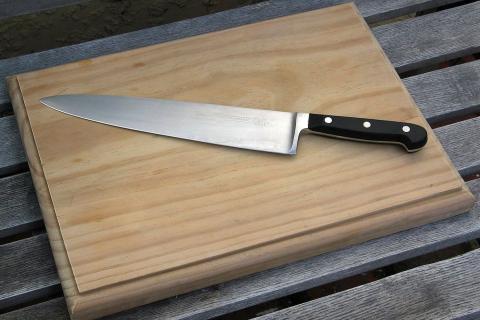 A knife is on a cutting board.. The Thai for "A knife is on a cutting board." is "มีดอยู่บนเขียง".