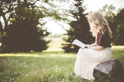 She reads books in her free time.. The Thai for "She reads books in her free time." is "เธออ่านหนังสือในเวลาว่าง".