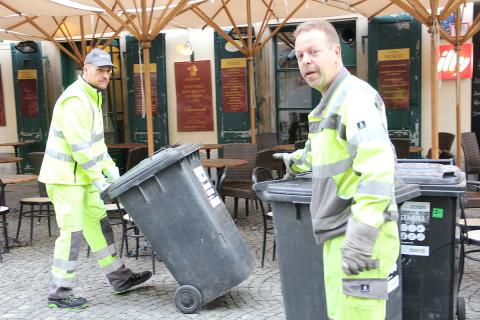 Rubbish collector; garbage collector. The Thai for "rubbish collector; garbage collector" is "คนเก็บขยะ".