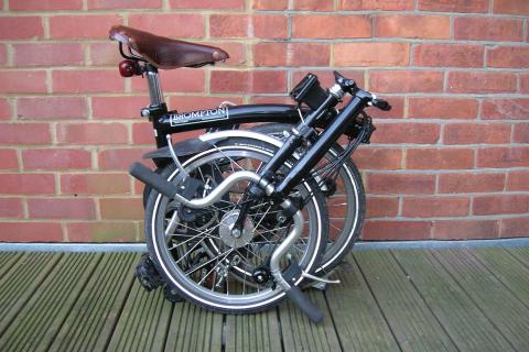 A foldable bicycle. The Thai for "a foldable bicycle" is "จักรยานพับได้". A foldable bicycle. The Thai for "a foldable bicycle" is "จักรยานพับได้".