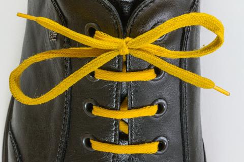 Yellow shoelaces. The Thai for "yellow shoelaces" is "เชือกรองเท้าสีเหลือง".