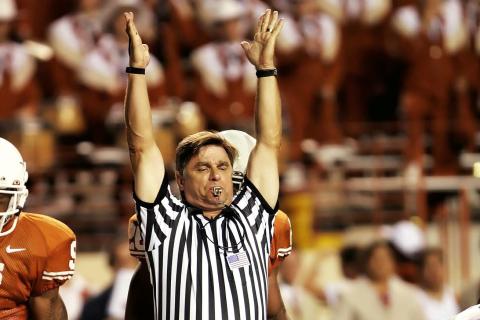 Referee. The Ukrainian for "referee" is "арбітр".