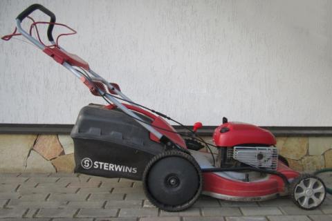 Lawnmower. The Ukrainian for "lawnmower" is "газонокосарка".