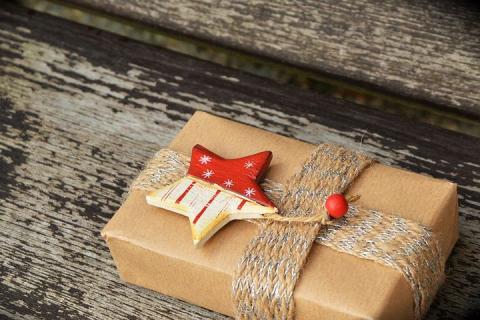 Gift. The Ukrainian for "gift" is "подарунок".