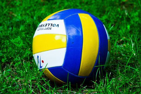 Balloon. The Ukrainian for "balloon" is "повітряна куля".